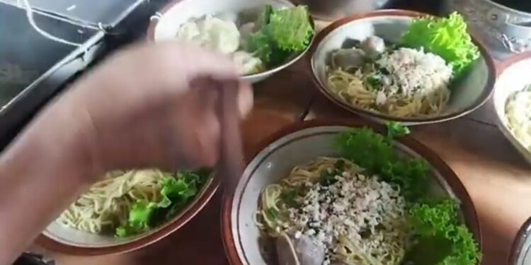 Informasi Cwie Mie Isor Uwit salah satu kuliner otentik khas Kota Malang. Foto/Tangkapan layar kanal YouTube Ririn Permata