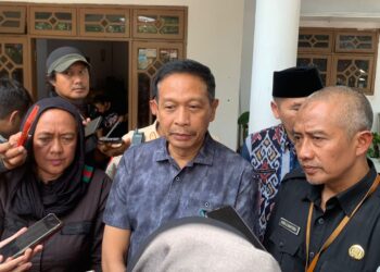 Pj Wali Kota Malang Wahyu Hidayat (tengah) ditemui usai takziah di rumah duka.