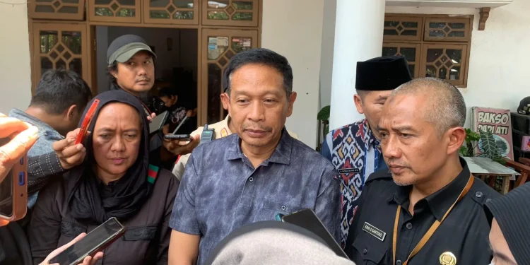 Pj Wali Kota Malang Wahyu Hidayat (tengah) ditemui usai takziah di rumah duka.
