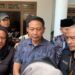 Pj Wali Kota Malang Wahyu Hidayat (tengah) ditemui usai takziah di rumah duka.