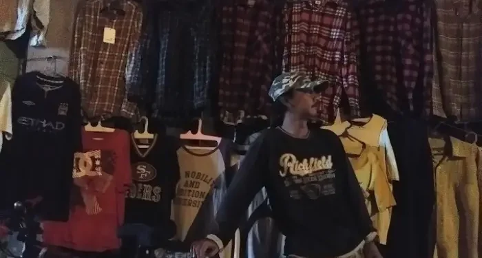 Pasar Roma sebagai salah satu destinasi thrifting favorit warga Malang untuk berburu aneka thrifting bran-brand kenamaan luar negeri dengan harga terjangkau
