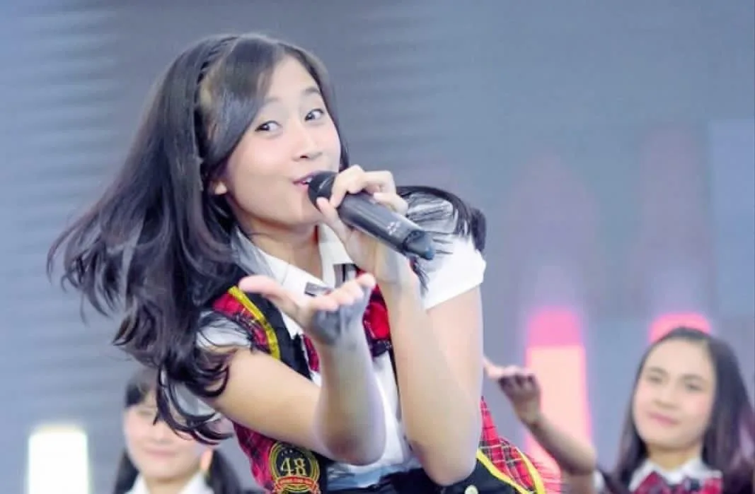Caca atau Putri Cahyani Anggraini, Member JKT48, saat menghibur penonton. Foto: UMM