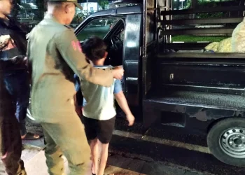Petugas mengamankan anak kecil jualan kue di jalanan hingga larut malam.