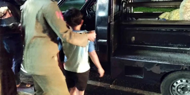 Petugas mengamankan anak kecil jualan kue di jalanan hingga larut malam.