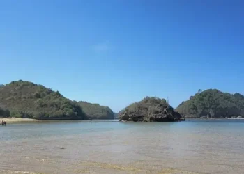 Pesona Pantai Gatra bak surga kecil di Malang Selatan dengan keindahan alam yang memukau pengunjung