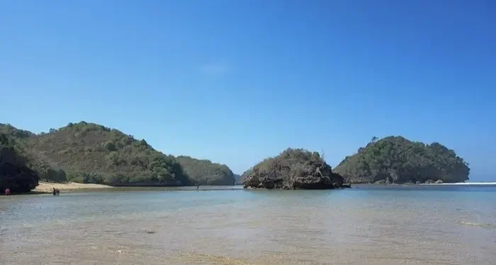 Pesona Pantai Gatra bak surga kecil di Malang Selatan dengan keindahan alam yang memukau pengunjung