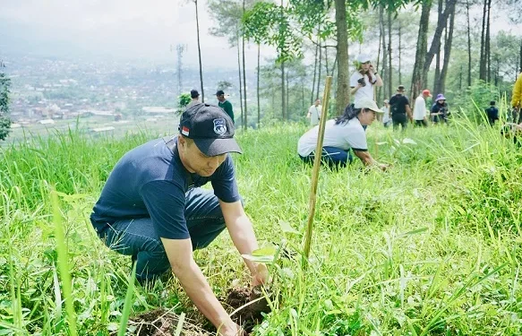 GM Grand Mercure Malang Mirama Sugito Adhi sedang melakukan penanaman pohon Aren.