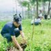 GM Grand Mercure Malang Mirama Sugito Adhi sedang melakukan penanaman pohon Aren.