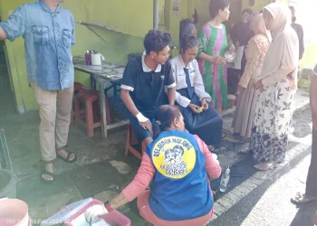 Korban mendapat perawatan medis di lokasi kebakaran akibat gas LPG bocor di Kota Malang.