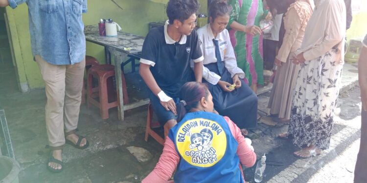 Korban mendapat perawatan medis di lokasi kebakaran akibat gas LPG bocor di Kota Malang.