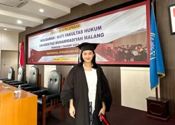 Caca atau Putri Cahyani Anggraini, Member JKT48, saat diwisuda di Fakultas Hukum UMM. Foto: UMM