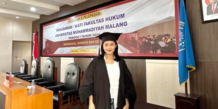 Caca atau Putri Cahyani Anggraini, Member JKT48, saat diwisuda di Fakultas Hukum UMM. Foto: UMM