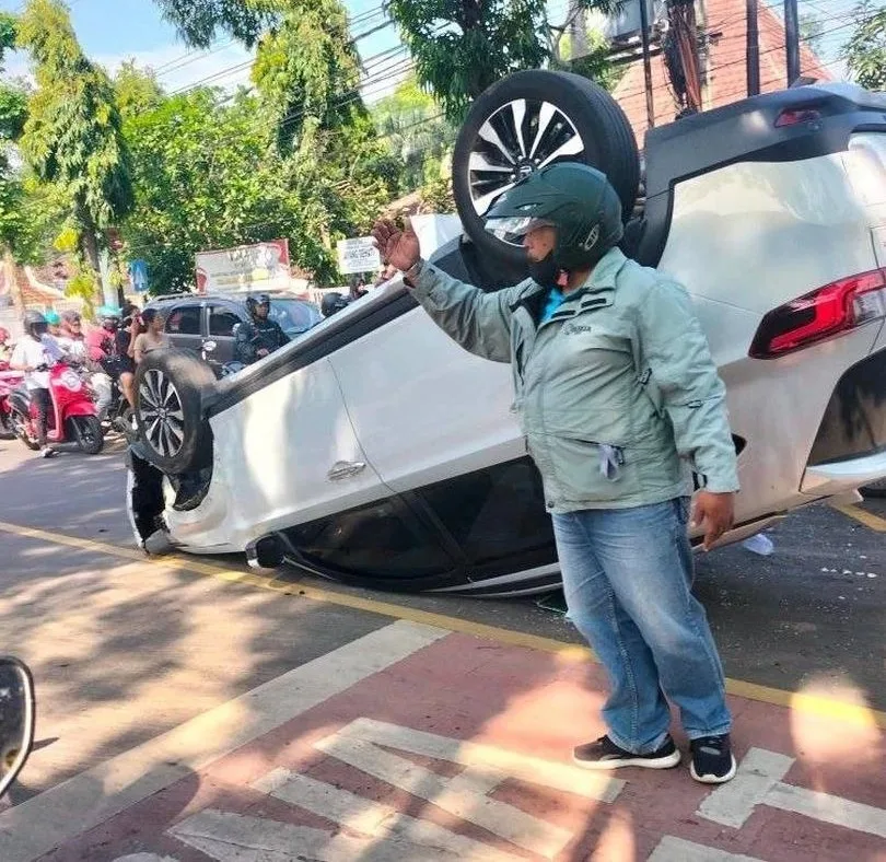 Mobil Honda BRV terguling di Jalan Raya Ahmad Yani Kepanjen usai menabrak mobil Mitsubishi Pajero. Foto: dok. warga