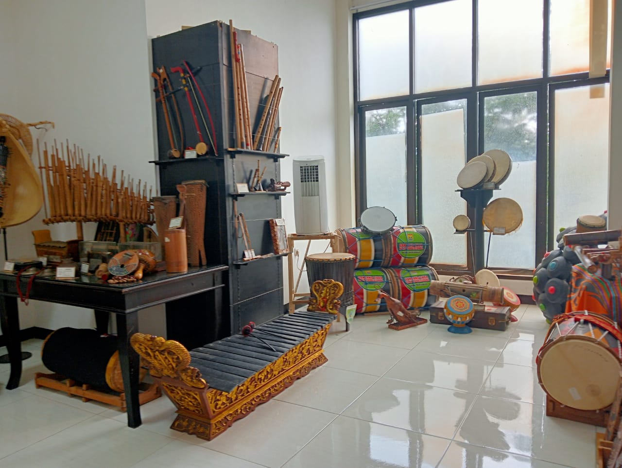 Ruangan alat musik tradisional di Museum Musik Indonesia. Foto/Fitrothul M.