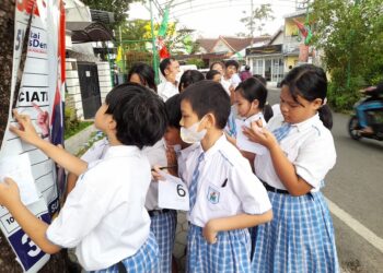 Anak SD di Malang, Jawa Timur, belajar berdemokrasi lewat mengamati APK para kontestan Pemilu 2024.