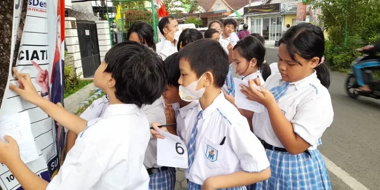 Anak SD di Malang, Jawa Timur, belajar berdemokrasi lewat mengamati APK para kontestan Pemilu 2024.