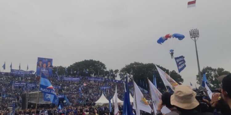 Aksi penerjun payung profesional mendarat di Stadion Gajayana Kota Malang. (