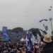 Aksi penerjun payung profesional mendarat di Stadion Gajayana Kota Malang. (