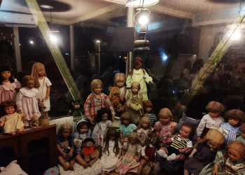 Koleksi boneka atau Spirit Doll di kafe Golekan Kota Malang. Pengunjung bisa ngopi sambil sharing dengan mereka. Foto/Dimas Ary Kresna Mukti