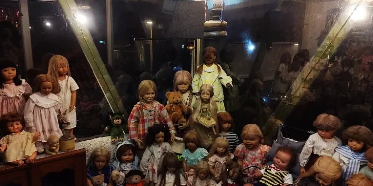 Koleksi boneka atau Spirit Doll di kafe Golekan Kota Malang. Pengunjung bisa ngopi sambil sharing dengan mereka. Foto/Dimas Ary Kresna Mukti