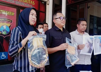 Polisi menunjukkan barang bukti kekerasan santri yang diamankan dari kasus kekerasan di salah satu pondok pesantren di Lawang. Foto: istimewa