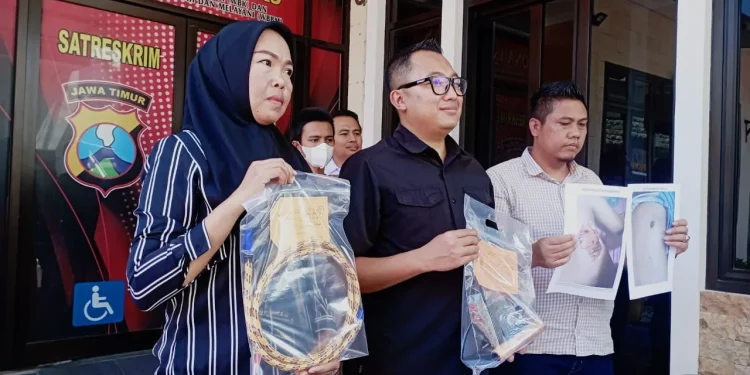 Polisi menunjukkan barang bukti kekerasan santri yang diamankan dari kasus kekerasan di salah satu pondok pesantren di Lawang. Foto: istimewa
