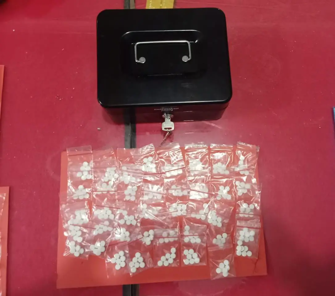 Barang bukti ratusan pil koplo yang disimpan di kotak besi. Foto: Polres Malang