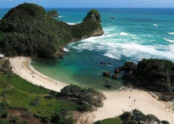 Pesona Pantai Watu Leter tawarkan keindahan bak surga kecil bagi pengunjung sebagai salah satu destinasi wisata pantai di Kabupaten Malang /Foto: Instagram @pantaiwatuletermalangofficial