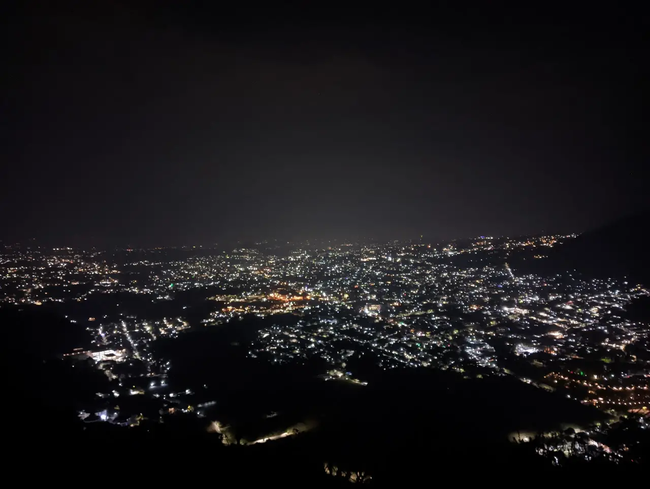Pemandangan citylight Kota Malang dilihat dari Puncak Paralayang.