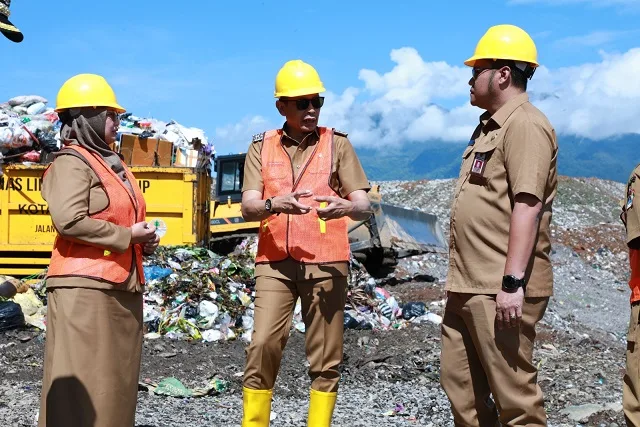 Pj Wali Kota Malang Wahyu Hidayat saat tinjau TPA Supit Urang. Foto / dok Prokopim Setda Kota Malang
