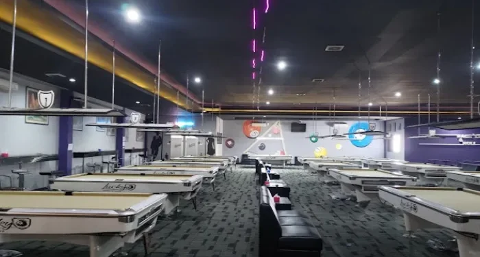 Lucky Pool Malang salah satu tempat bermain billiard yang tawarkan kenyamanan bagi pengunjung, salurkan hobi bermain bola sodok sembari ngafe.