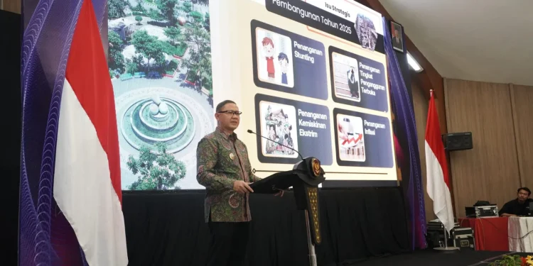 Pj Wali Kota Batu, Aries Agung Paewai, membuka kegiatan Ranwal RKPD Kota Batu 2025. Ia meminta sektor pendidikan juga jadi isu strategis yang dikawal selain infrastruktur. Foto: Prokopim KWB
