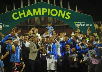 Pemberian trophy jauara Pegadaian Liga 2 pada PSBS Biak yang berhasil mengalahkan Semen Padang di partai final. Foto/dok for TM