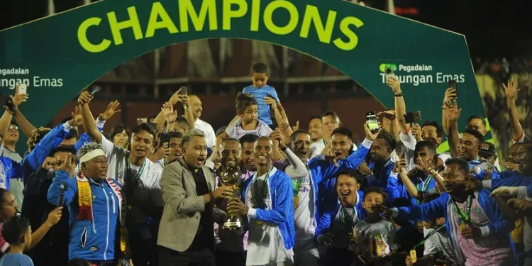 Pemberian trophy jauara Pegadaian Liga 2 pada PSBS Biak yang berhasil mengalahkan Semen Padang di partai final. Foto/dok for TM