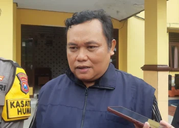 Kepala SMP Nasional Malang, Kukuh Widartono, saat berada di Polsek Sukun memberikan penjelasan soal perundungan siswanya. (Foto/M Sholeh)