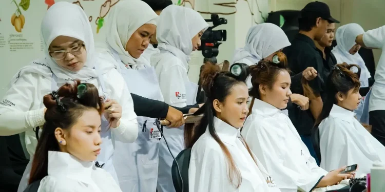 Pelatihan Putri Hair Do Choice oleh Brand Hair Care ParagonCorp diikuti 20 MUA tuli. Foto / dok ParagonCorp