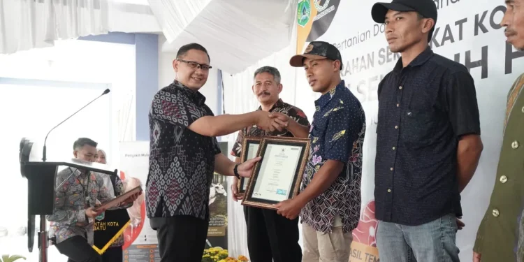 Pj Wali Kota Batu, Aries Agung Paewai, saat memberikan sertifkat halal kepada para Juleha di Kota Batu.