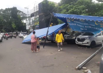 Tenda pasar takjil di Simpang Talun, Kota Malang roboh diterjang angin kencang. (Foto/M Sholeh)