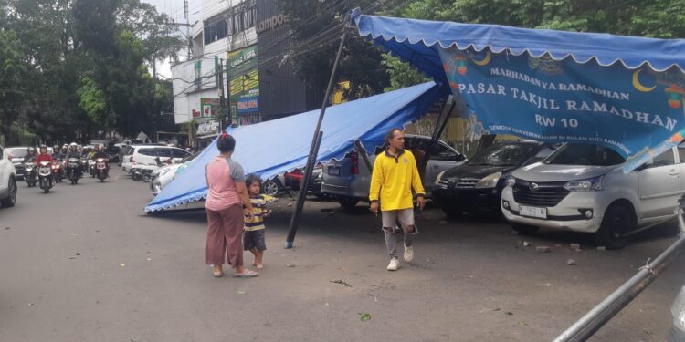 Tenda pasar takjil di Simpang Talun, Kota Malang roboh diterjang angin kencang. (Foto/M Sholeh)