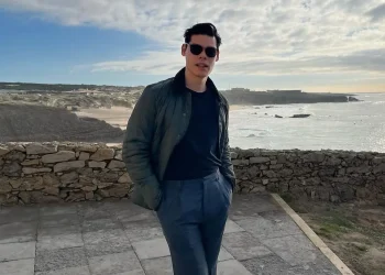 Profil singkat Ruy Iskandar pemeran karakter Letnan Jee dalam serial Netflix, Avatar: The Last Airbender yang ternyata berasal dari Indonesia /Foto: Instagram @ruyiskandar