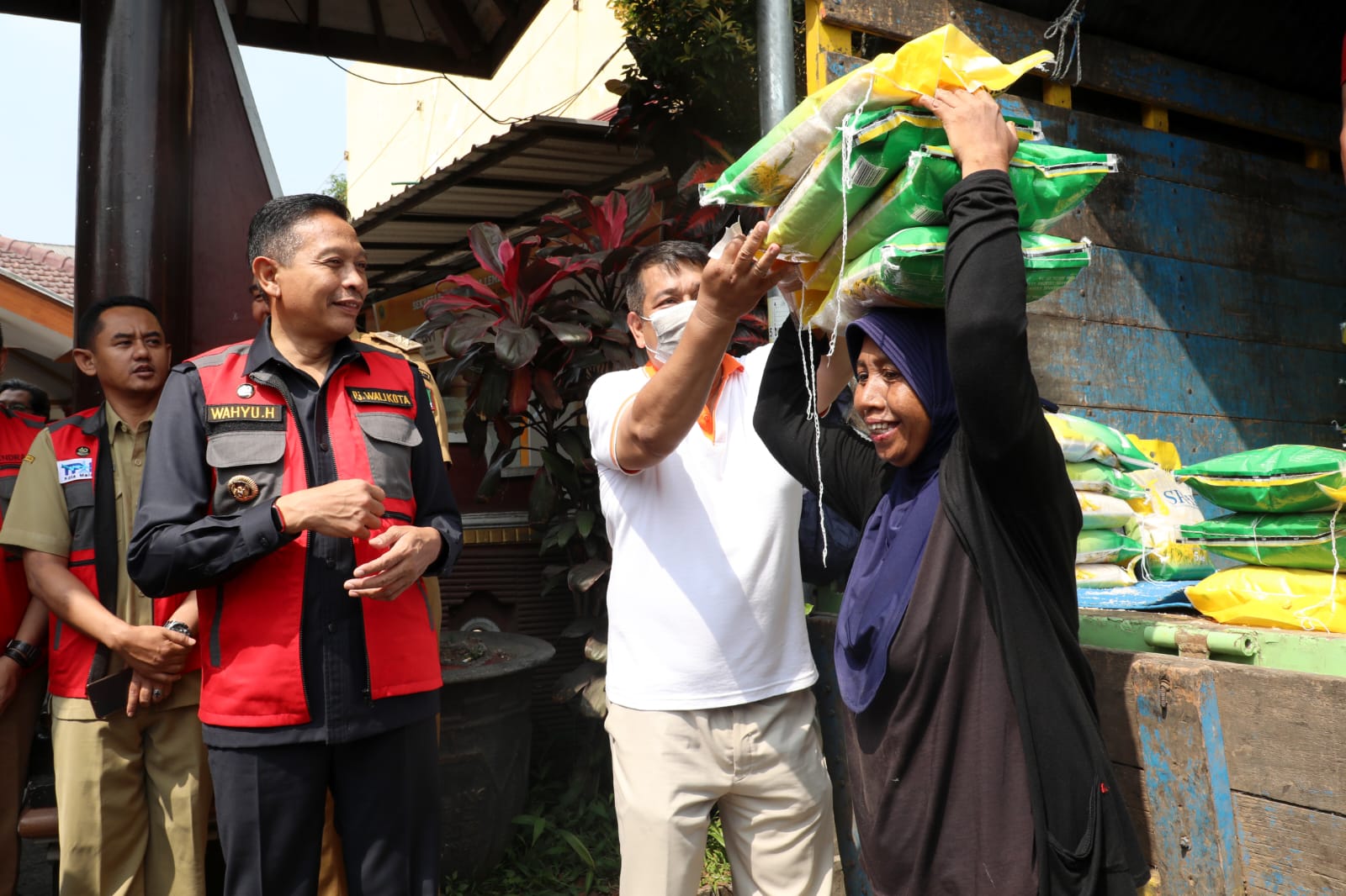 Pj Wali Kota Malang, Wahyu Hidayat, saat operasi pasar. Foto/Pemkot