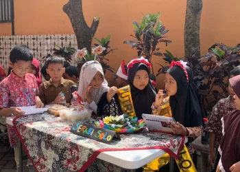 Salah satu kelompok siswa jenjang 1 SDIT Insan Permata saat mempresentasikan makanan khas dengan atribut dan pakaian daerah . Foto / Feni Yusnia