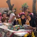 Salah satu kelompok siswa jenjang 1 SDIT Insan Permata saat mempresentasikan makanan khas dengan atribut dan pakaian daerah . Foto / Feni Yusnia