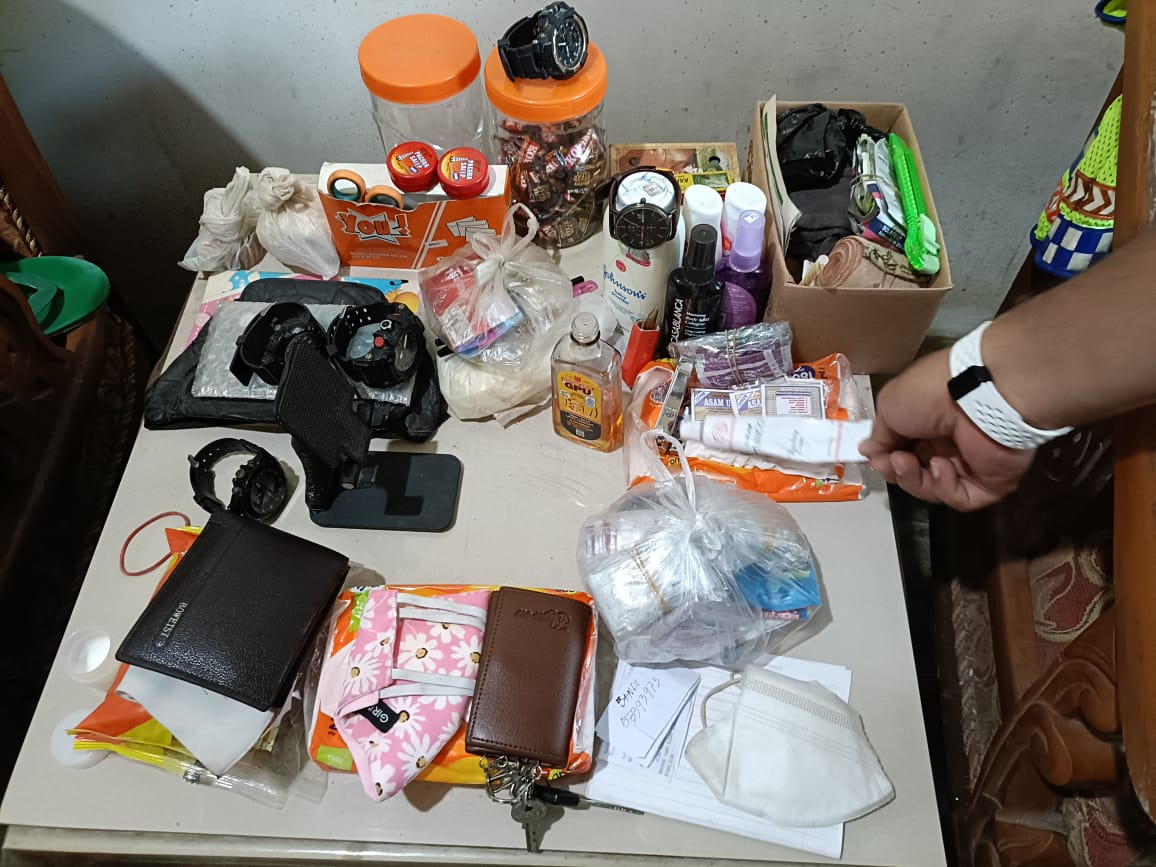 Sejumlah obat-obatan ditemukan dalam tas kresek, diduga dikonsumsi korban usai menjalani perawatan medis. Foto: Polsek Singosari