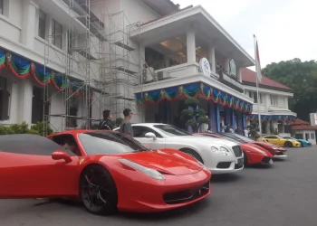 Komunitas supercar ngabuburit di Balai Kota Malang. (Foto/M Sholeh)