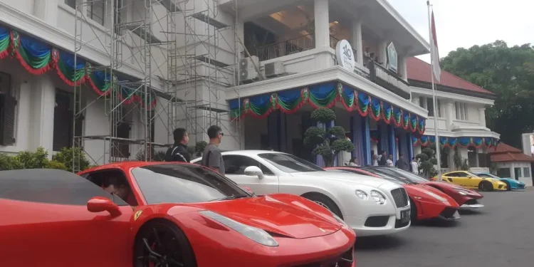 Komunitas supercar ngabuburit di Balai Kota Malang. (Foto/M Sholeh)