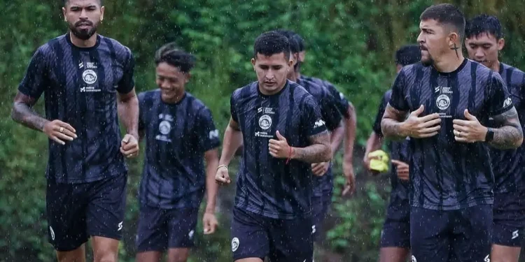 Pelatih Arema FC, Widodo Cahyono Putro terapkan kiat khusus ke pemain guna menjaga kondisi fisik tetap bugar meski menjalankan ibadah puasa Ramadan /Foto: Instagram @aremafcofficial