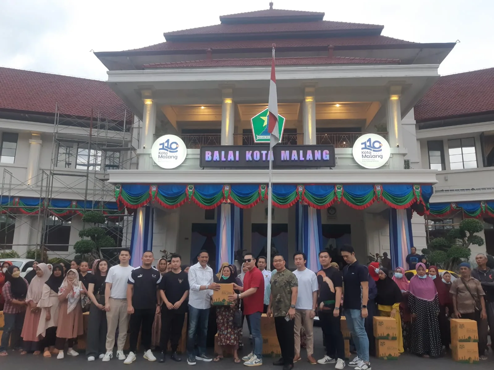 Simbolis penyerahan bansos kepada masyarakat di Kota Malang. (Foto/M Sholeh)