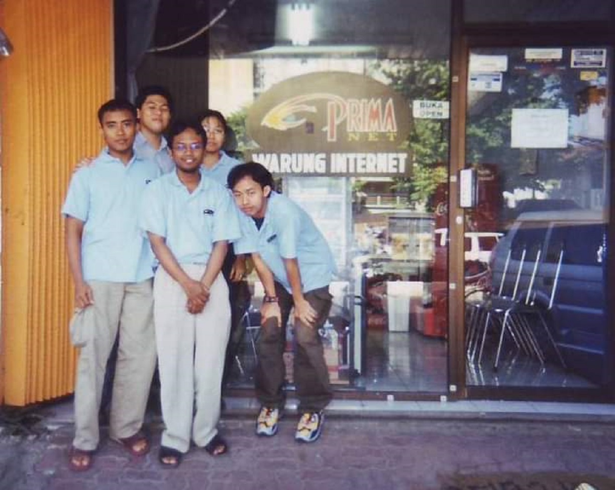 Kiprah Rendra Masdrajad Safaat (paling kiri) saat masih menjadi penjaga warnet di Kota Malang. Foto/dok Rendra