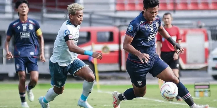 Arema FC incar hasil maksimal di laga perdana bulan Ramadan menghadapi Persita Tangerang /Foto: Instagram @aremafcofficial